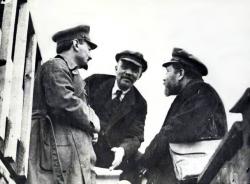 11135_1919-Trotsky_Lenin_Kamenev-Party-Congress
